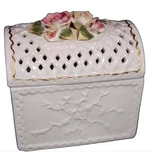 Vintage porcelain trinket box